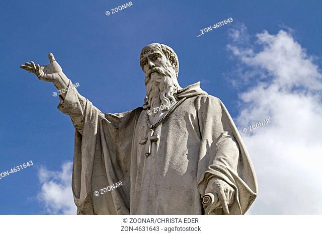 Die Statue des Ordensgründers Benedikt von Nursia auf der Piazza San Benedetto in Norcia in Umbrien