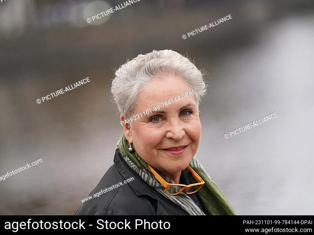 PRODUCTION - 01 November 2023, Hamburg: Actress Katerina Jacob stands at the Jungfernstieg on the Binnenalster in the city center