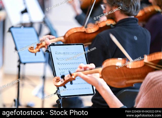 PRODUCTION - 06 April 2022, Baden-Wuerttemberg, Stuttgart: At a rehearsal of the Stuttgart Chamber Orchestra, musicians use tablets for their sheet music and no...