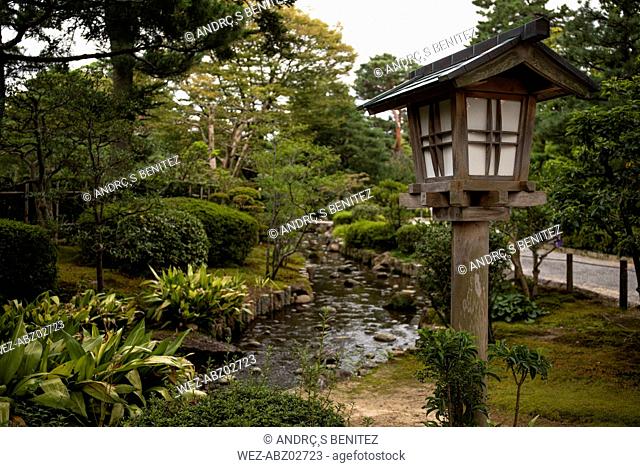Japón, Ishikawa (Prefectura Kanazawa) estanque y farol de madera en jardín Kenroku-en