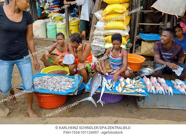 18 January 2018, Madagascar, Ambatoloaka: Market bustle in the fishing village of Ambatoloaka on the island of Nosy Be off the north-west coast of Madagascar