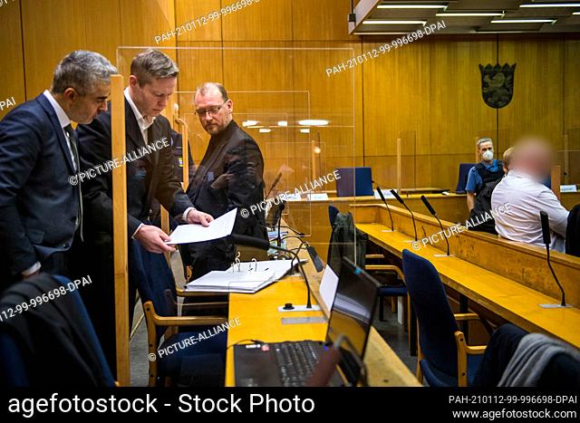 12 January 2021, Hessen, Frankfurt/Main: Main defendant Stephan Ernst (2nd from left) speaks with his lawyers Mustafa Kaplan (l) and Jörg Hardies (3rd from...