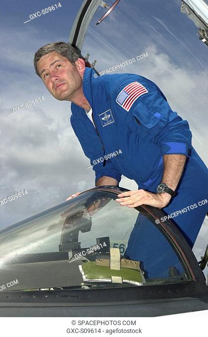 05/27/2002 - At the KSC Shuttle Landing Facility, STS-111 Pilot Paul Lockhart climbs out of the T-38 jet aircraft that he flew from Houston to prepare for...
