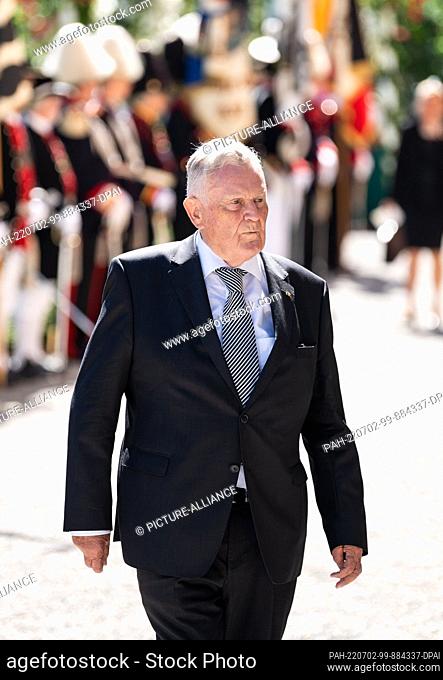 02 July 2022, Baden-Wuerttemberg, Altshausen: Erwin Teufel (CDU), former Minister President of Baden-Württemberg, before the start of the funeral service for...