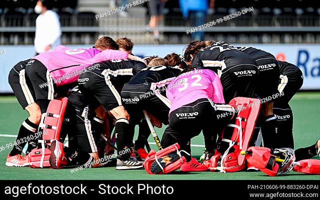 04 June 2021, Netherlands, Amstelveen: Hockey, Men: European Championship, Germany - Wales, Preliminary Round, Group B, Matchday 1: The players of Germany stand...