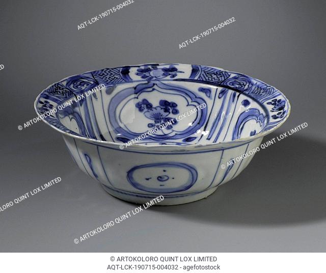 Klapmuts bowl with a bird on a rock near flowering plants, Klapmuts bowl made of porcelain with a scalloped edge, painted in underglaze blue