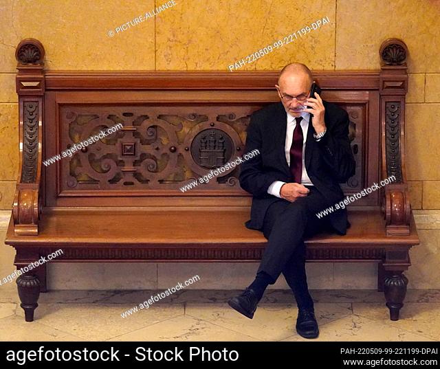 06 May 2022, Hamburg: Norbert Aust, President of the Hamburg Chamber of Commerce, sits on a bench in a stairwell in the city hall