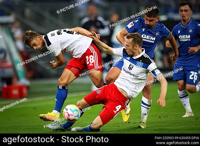 03 September 2022, Hamburg: Soccer: 2nd Bundesliga, Matchday 7, Hamburger SV - Karlsruher SC at Volksparkstadion. Hamburg's Miro Muheim (l) and Sebastian...