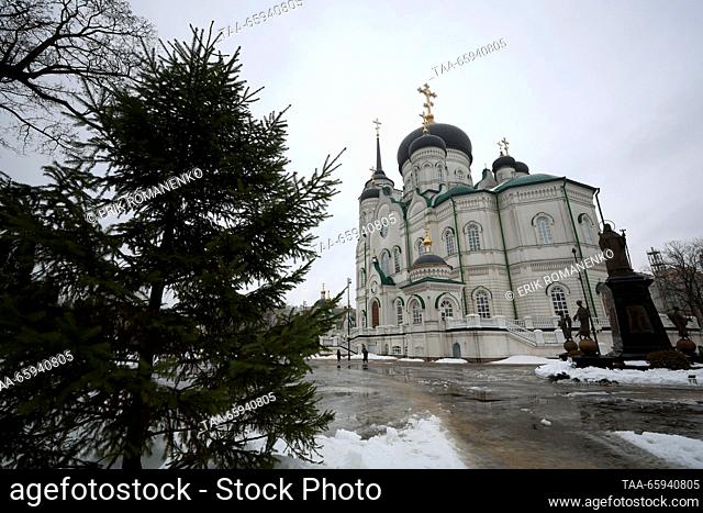 RUSSIA, VORONEZH - 20 de diciembre de 2023: Un monumento se encuentra ante la Catedral de la Anunciación. Erik Romanenko/TASS