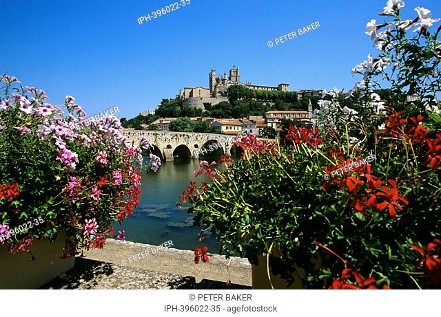 Beziers St Nazaire Cathedral overlooking Le Port Vieux on the River Orb