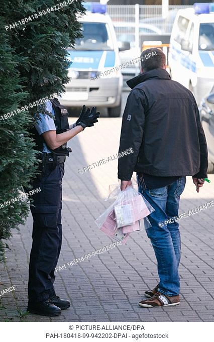 18 April 2018, Rastatt, Hanover: Police forces securing evidence in the district of Anderten. The police is cracking down on organized crime in a large-scale
