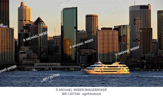 View of Sydney Cove, cruise ship off Circular Quay, port, skyline of Sydney, Central Business District, Sydney, New South Wales, Australia