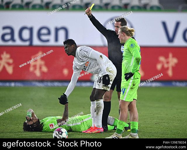 referee, referee Tobias Stieler shows Breel Embolo (Mgladbach) the yellow card after a foul on Kevin Mbabu (at the ground / VfL)