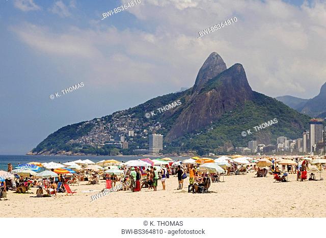 people on Ipanema beach with the mountains Dois Irmãos (two brothers) in the background, Brazil, Rio de Janeiro, Ipanema