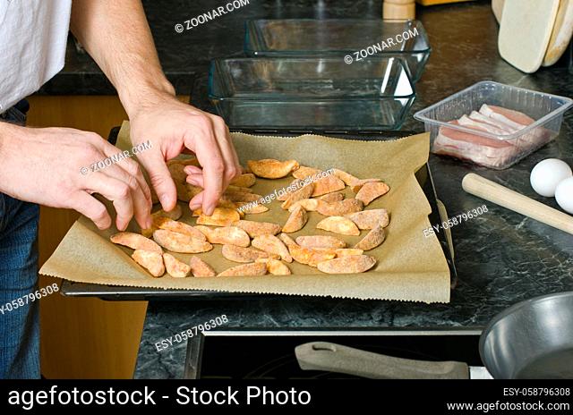 Zubereitung von Schnitzeln in der Küche  Preparation of chips in the kitchen
