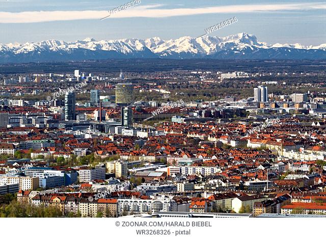München bei Föhn mit Blick auf die Zugspitze