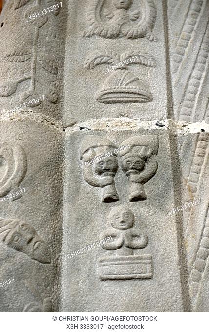 motifs sculptes sur un pilier de l'Eglise Saint-Martin, Veules-les-Roses, departement de Seine-Maritime, region Normandie