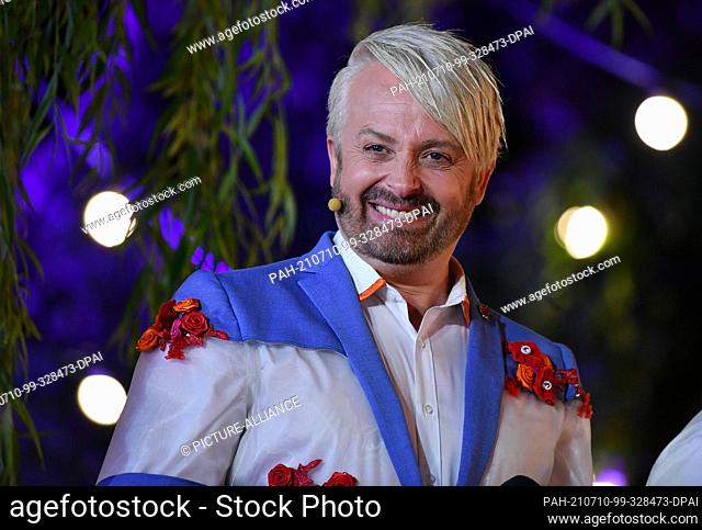 09 July 2021, Thuringia, Erfurt: Ross Antony, musician and TV presenter, is on stage at the recording of the Ross Antony Show for Mitteldeutscher Rundfunk (mdr)...