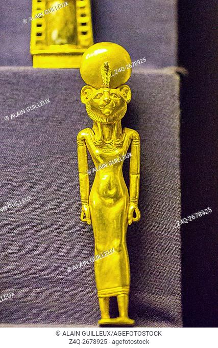 Egypt, Cairo, Egyptian Museum, jewellery found in the royal necropolis of Tanis : Gold amulet of Bastet, with a cat head, found in the burial of Wendjebauendjed