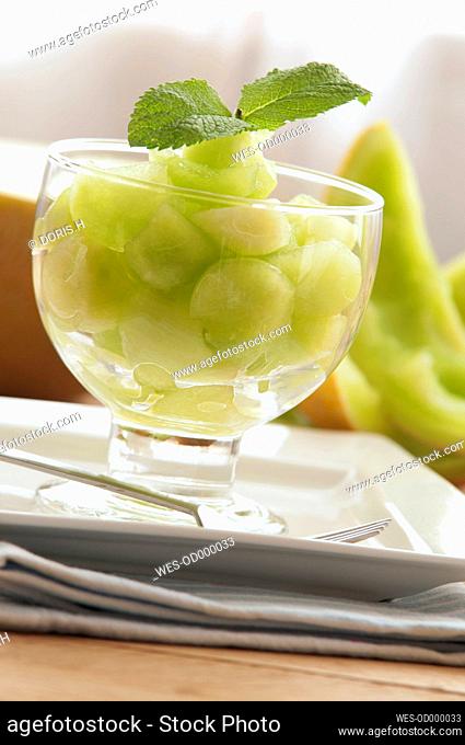 Bowl of honeydew melon on plate, close up