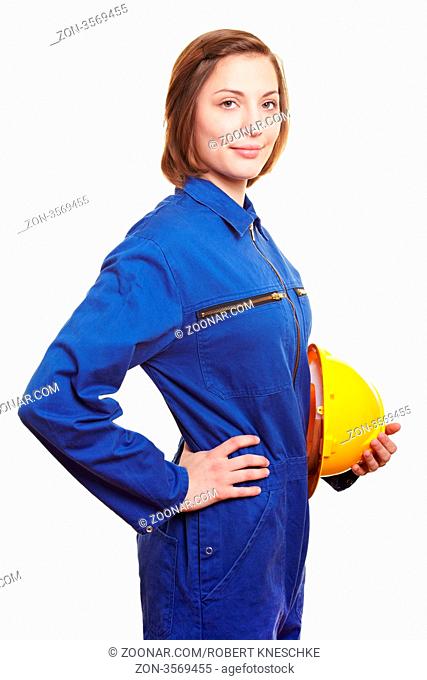 Lächelnde Frau in blauer Arbeitskleidung mit gelben Schutzhelm