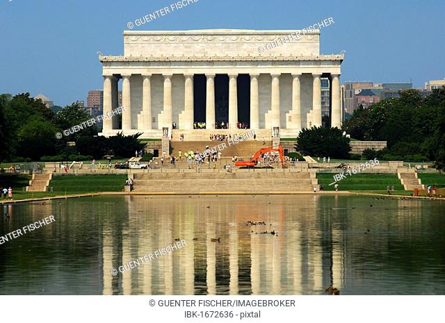 The Lincoln Memorial at the western end of the Lincoln Memorial Reflecting Pool, Washington DC, USA, America, America