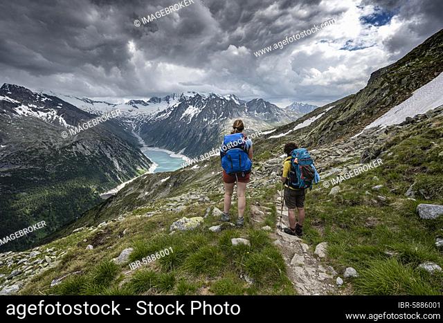 Hikers on the Berliner Höhenweg, Schlegeis reservoir, Schlegeis reservoir, Zillertal Alps, Schlegeiskees glacier, Zillertal, Tyrol, Austria, Europe