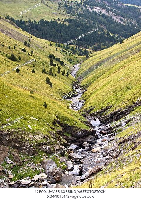 Valle en V del río Cinqueta de Añes Cruces - Valle de Gistaín - Sobrarbe - Huesca - Pirineo Aragonés - España