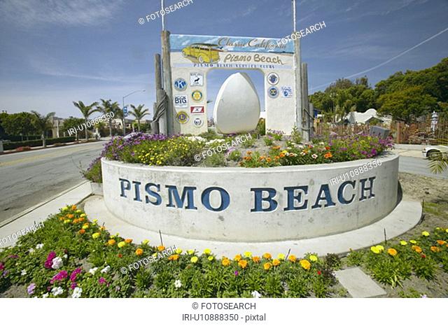 A sign welcoming people to Pismo Beach