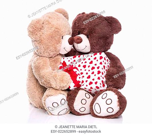 Teddybären als Liebespaar isoliert mit Geschenk und roten Herzen