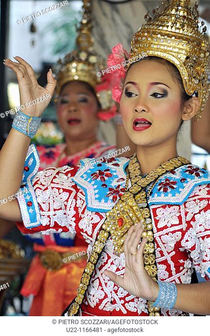 Bangkok (Thailand): traditional Thai dancers at the Erawan Shrine