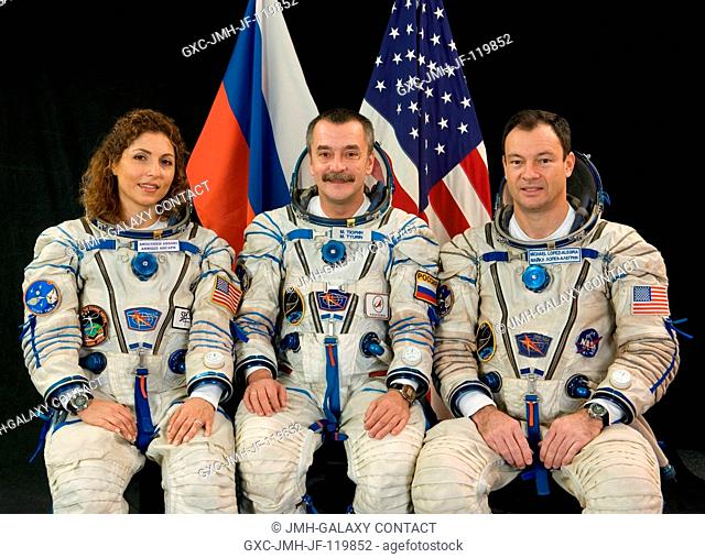 Attired in Russian Sokol launch and entry suits, astronaut Michael E. Lopez-Alegria (right), Expedition 14 commander and NASA space station science officer;...