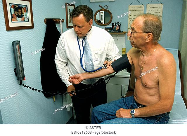 BLOOD PRESSURE, ELDERLY PERSON<BR>Photo essay. Patient and doctor