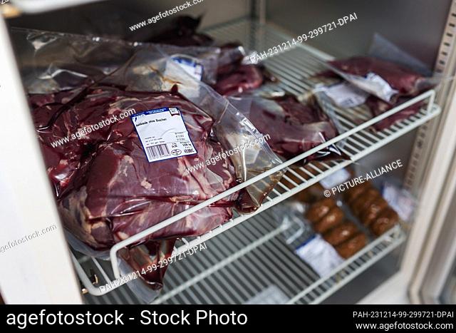 PRODUCTION - 29 November 2023, Baden-Württemberg, Offenburg: A bag of (according to the sticker) boneless leg of venison is lying in a refrigerator at the...