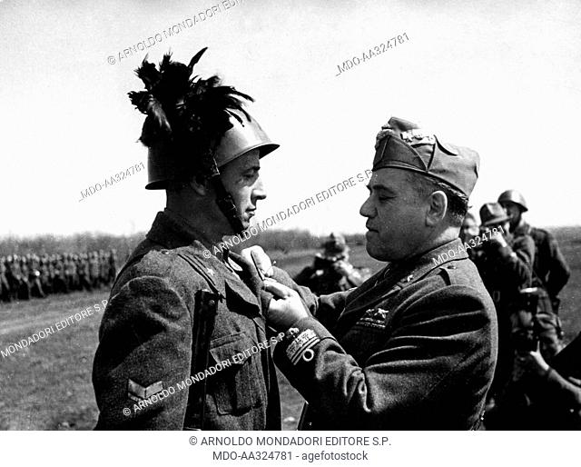 Giovanni Messe decorates a bersagliere. General Giovanni Messe, commander of the CSIR (Italian Expeditionary Corps in Russia)
