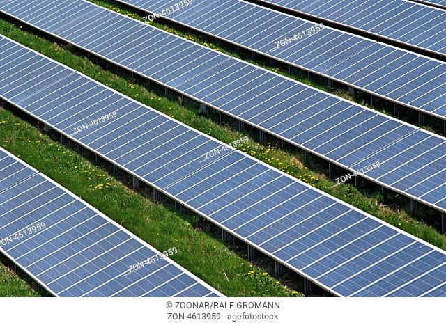 Solarmodule auf einem Solarpark zur nachhaltigen und regenerativen Energiegewinnung durch Photovoltaik. Fotografiert im Querformat
