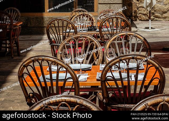 24 May 2021, Spain, Manacor: Empty are set tables in a restaurant in Manacor in the east of the island of Mallorca. Not many tourists have arrived on the island...
