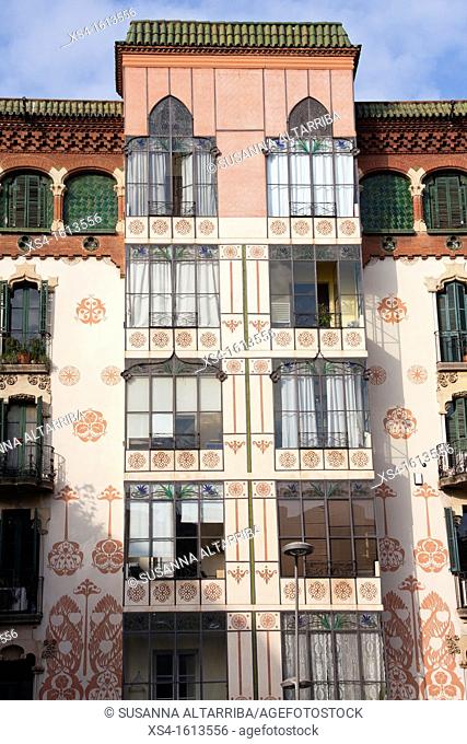 Casa Manuel Llopis Bofill, Bailen street nº 113 in Barcelona. Building in 1902 of Antonio Maria Gallissà Soqué, engravings of Josep Maria Jujol