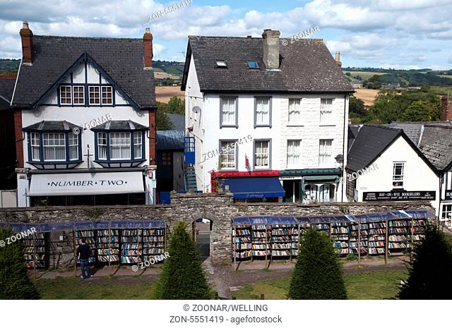 Buecherdorf Hay-on-Wye, Powys, Sued-Wales, Wales, Grossbritannien | Second hand books in the gardens of the the Castle of Hay-on-Wye, a town