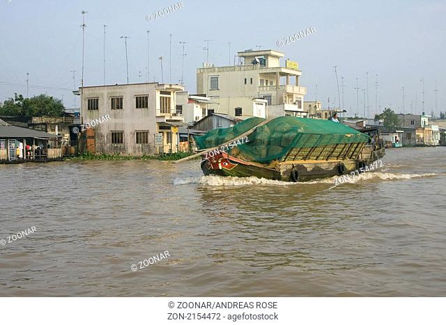 Transportschiff auf dem Mekong-Fluss in Cai Be, Mekongdelta, Vietnam, Südostasien