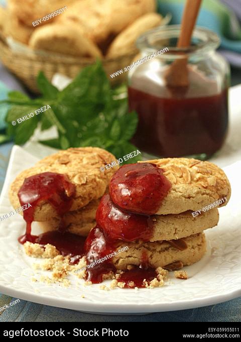 Almond cookies with strawberry jam