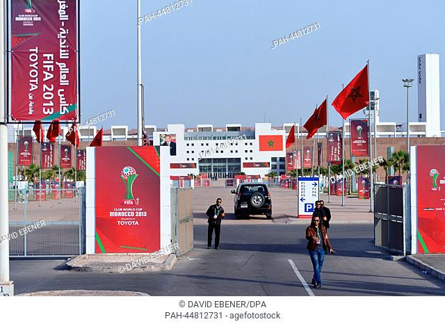 Sicherheitsbeamte stehen am 15.12.2013 in der Zufahrt zum Stadion ""Stade Adrar"" in Agadir (Marokko). Die Mannschaft des Fußball-Bundesligisten FC Bayern...