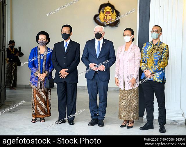 17 June 2022, Indonesia, Yogyakarta: German President Frank-Walter Steinmeier (M) is greeted at the Sultan's Palace (Kraton) by Ratu (Queen) Hemas of Yogyakarta...