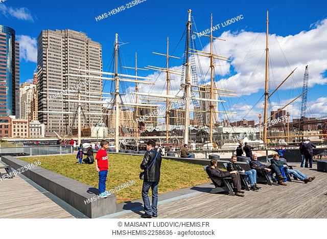 United States, New York, Manhattan, Lower Manhattan, Pier 15, South Street Seaport, East River Waterfront Esplanade, garden set on a pier in the East River
