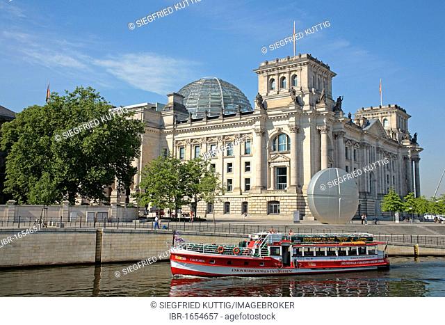 Excursion boat on the Spree River in front of the Reichstag Building, Government Area, Berlin, Germany, Europe