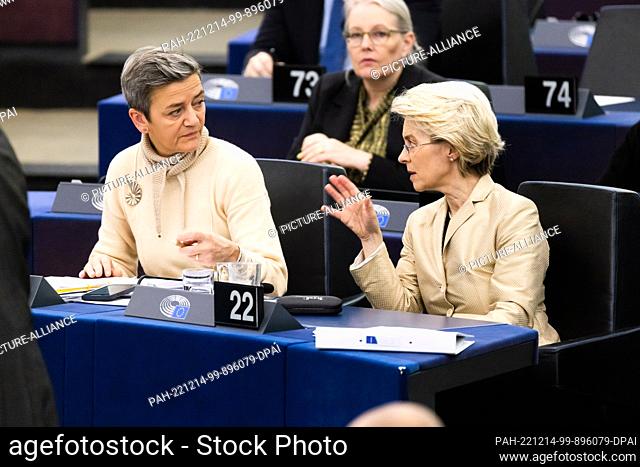 14 December 2022, France, Straßburg: Ursula von der Leyen (r, CDU), President of the European Commission, confers with Margrethe Vestager (l, RV)