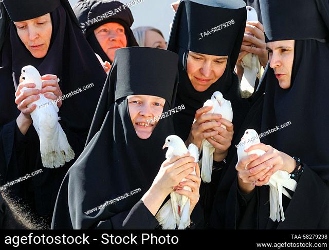 RUSSIA, MOSCOW - APRIL 7, 2023: Nuns are to release doves into the sky to mark the feast of Annunciation outside the Annunciation Cathedral of the Moscow...