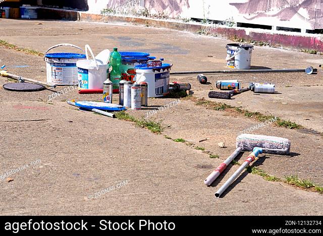 leere Spraydosen und Farbeimer auf einem verlassenen Firmengelände in Magdeburg