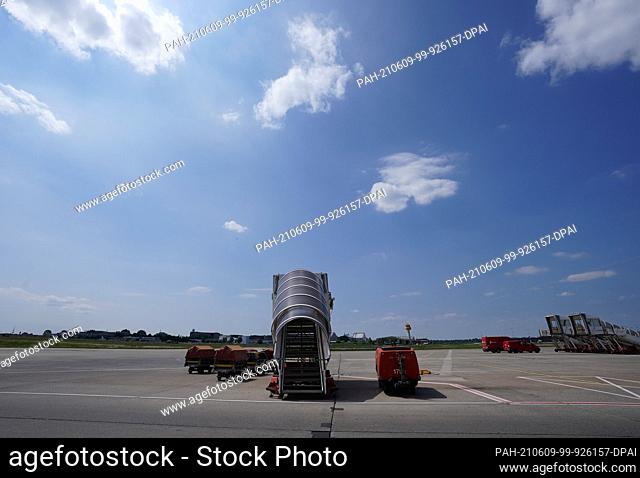 09 June 2021, Hamburg: A passenger staircase stands on the apron. After many months of corona-related short-time working
