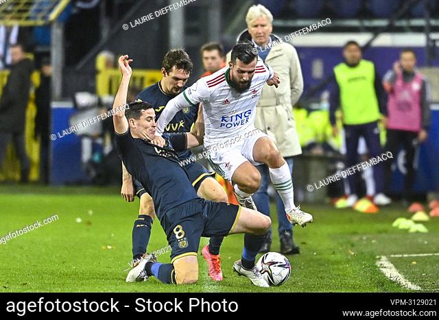 Anderlecht's Josh Cullen and OHL's Xavier Mercier fight for the ball during a soccer match between RSC Anderlecht and OH Leuven